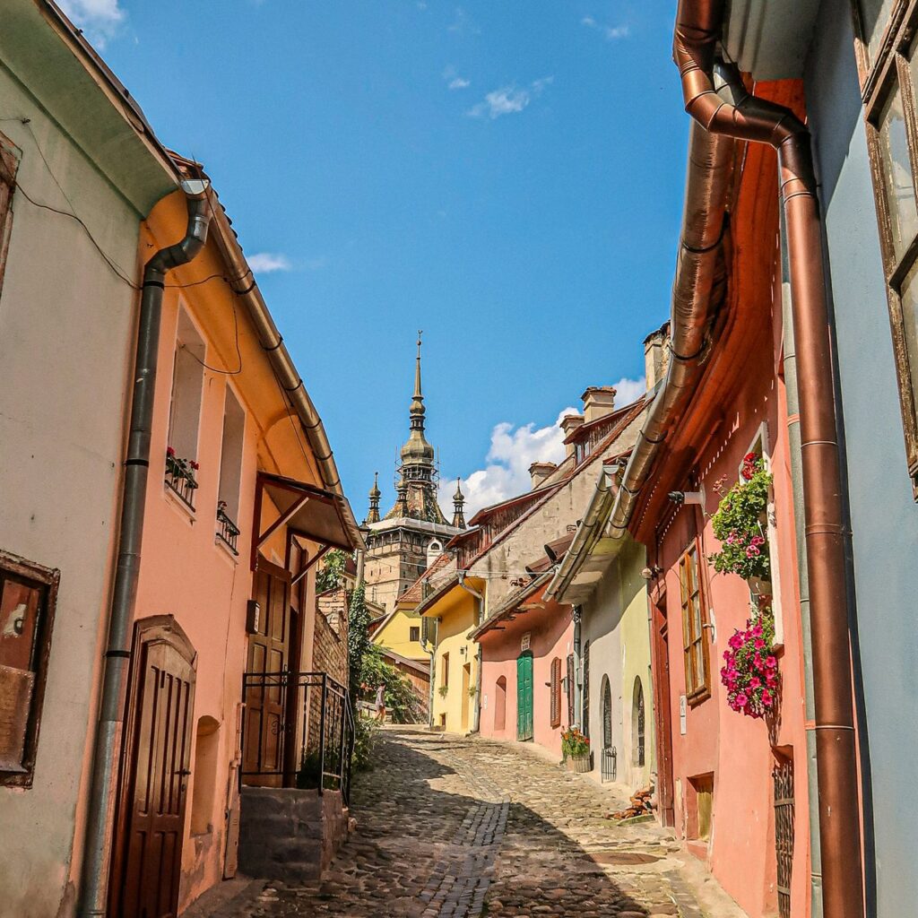 Stradă în pantă din Cetate, cu Turnul cu Ceas în capăt.